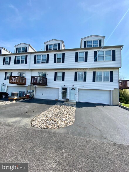 3 Riverwatch Ct Unit 3, Essington, PA 19029