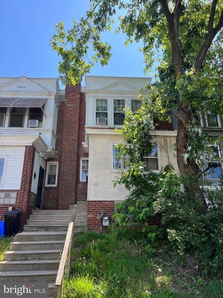 121 N 3rd St, Darby, PA 19023