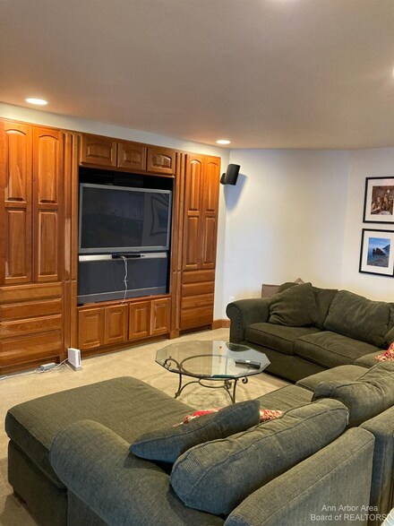 1292 Ridge Rd, Chelsea, MI 48118