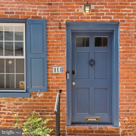 910 Waverly St, Philadelphia, PA 19147