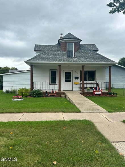719 8th Ave SE, Jamestown, ND 58401