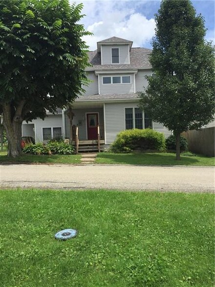 10 2nd Ave, Scottdale, PA 15683