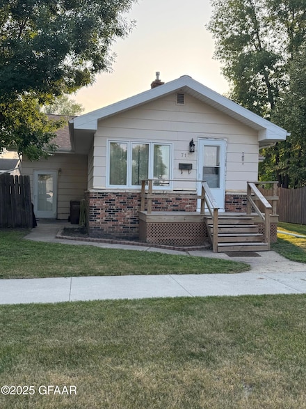 717 3rd Ave NE, East Grand Forks, MN 56721