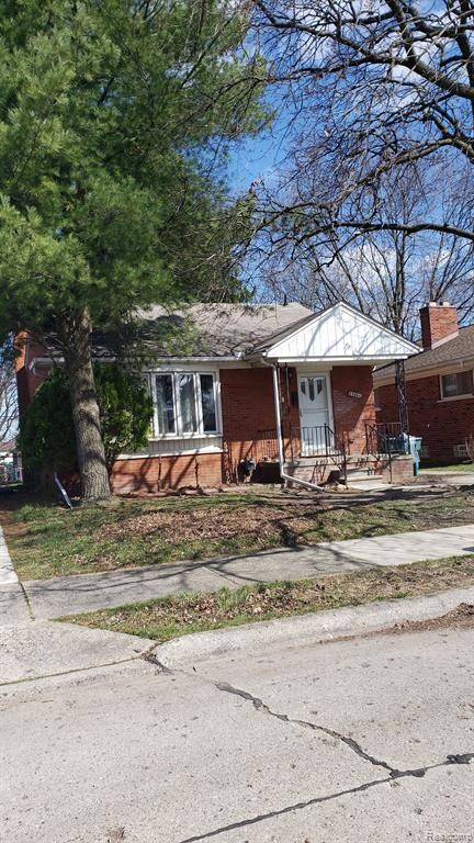 24304 Rosebud Ave, Eastpointe, MI 48021