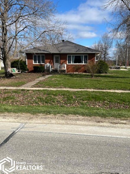 203 Academy Ave, Wever, IA 52658