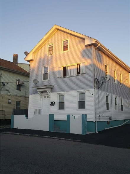 24 Ninigret Ave, Providence, RI 02907