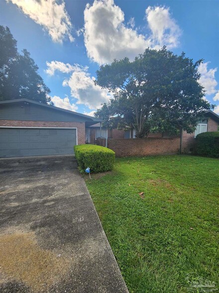 6704 White Oak Dr, Pensacola, FL 32503