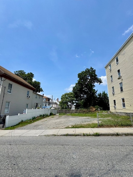 49 Elm St, Lowell, MA 01852