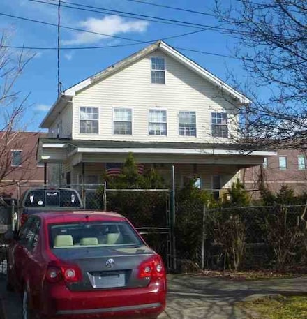 133 Amber St, Brooklyn, NY 11208
