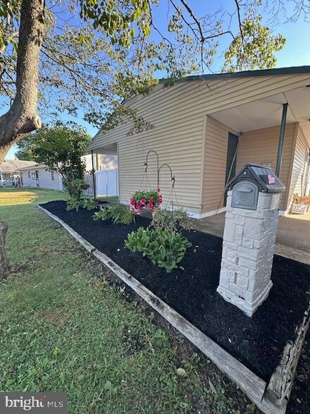 44 Tall Pine Ln, Levittown, PA 19054