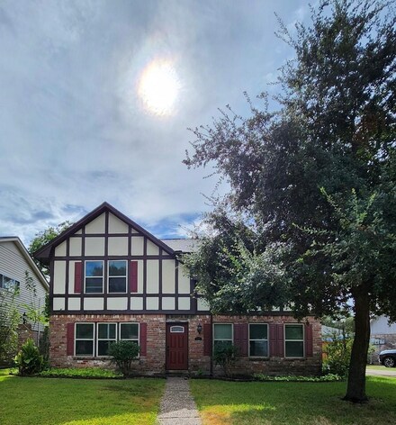 13819 Vinehill Dr, Sugar Land, TX 77498