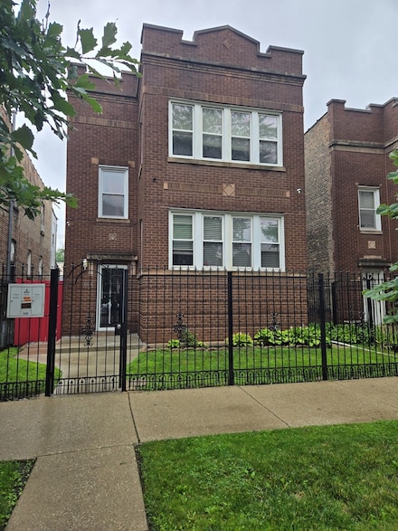 4028 W Crystal St, Chicago, IL 60651