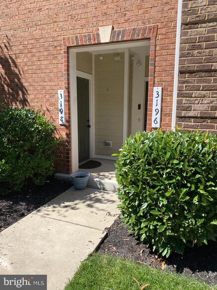 3198 Yeager Dr, Herndon, VA 20171