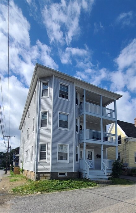 16 Brookline St, Webster, MA 01570
