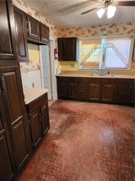 419 W 3rd Ave, Garnett, KS 66032