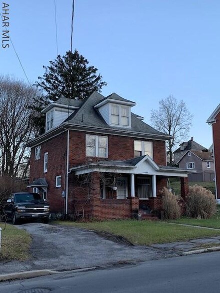 725 Bloomfield St, Roaring Spring, PA 16673