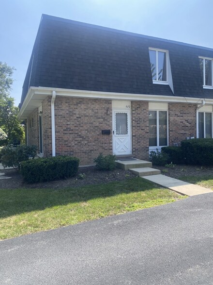 420 Sunnybrook Ln, Wheaton, IL 60187