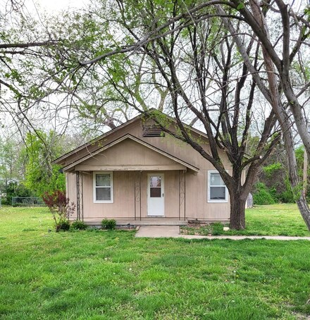 411 Wheat Rd, Winfield, KS 67156