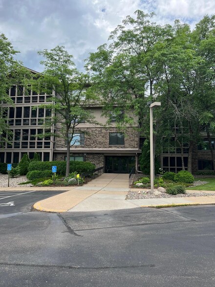 3801 W 98th St Unit 206, Bloomington, MN 55431