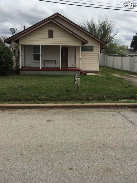 507 S Main St, Holliday, TX 76366
