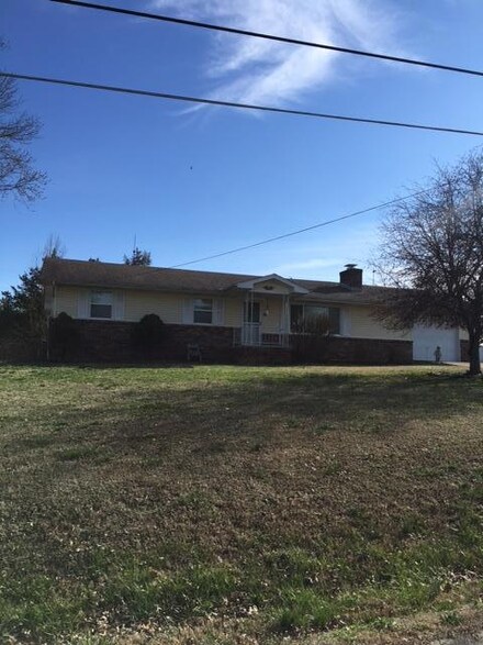 425 Wayland Dr, Forsyth, MO 65653