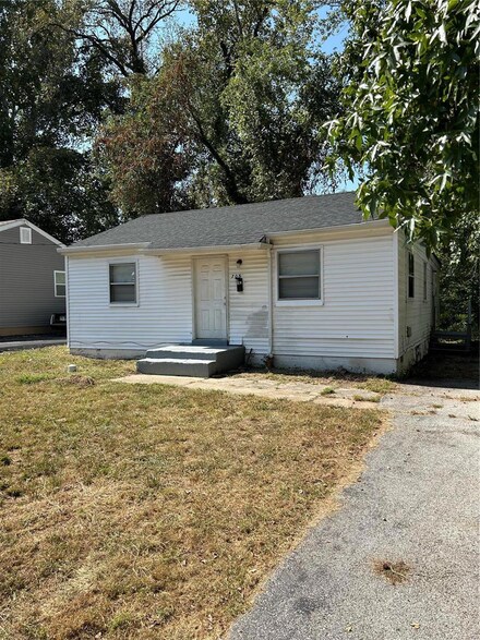 705 Beardsley Ct, Saint Louis, MO 63135