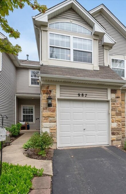 987 Mesa Dr, Lake In the Hills, IL 60156