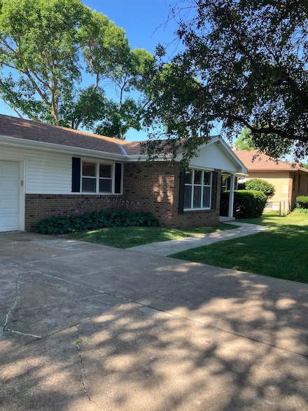 9345 Blondo St, Omaha, NE 68134