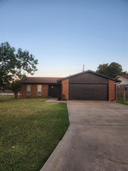 811 SE Caber Cir, Lawton, OK 73501