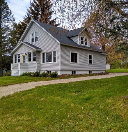 505 E Main St, Springport, MI 49284