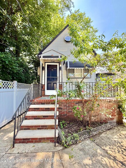 90 Hickory Ave, Staten Island, NY 10305