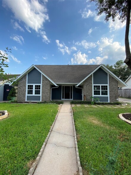 2002 S Palm Ct, Pasadena, TX 77502