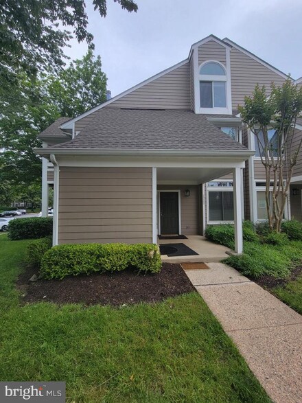 12359 Strong Ct Unit 588, Fairfax, VA 22033