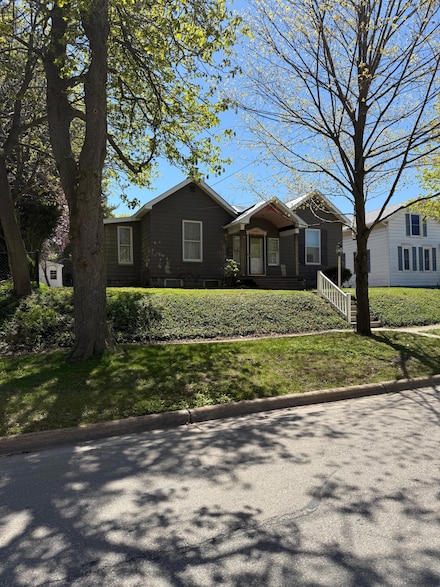 479 4th St, Manistee, MI 49660