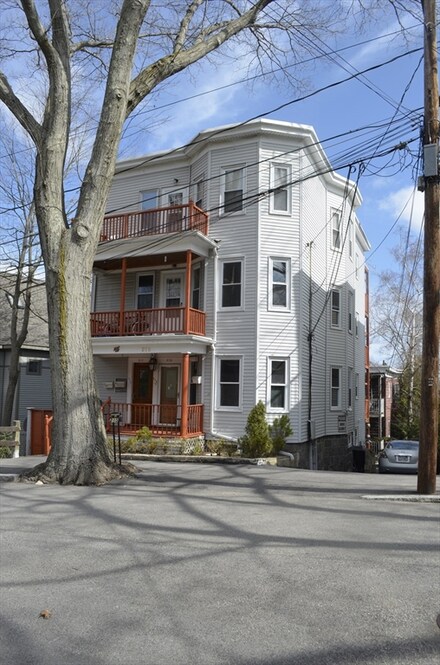 217 Reservoir Rd Unit 2, Chestnut Hill, MA 02467
