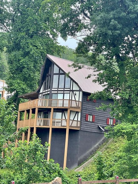 862 Chestnut Dr, Gatlinburg, TN 37738