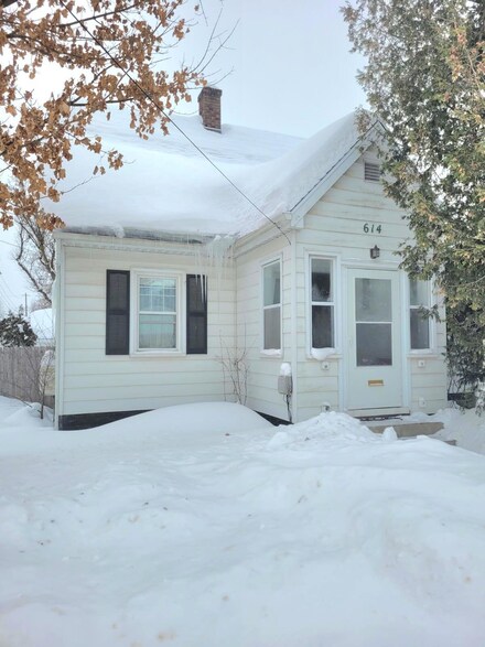 614 E Spruce St, Sault Sainte Marie, MI 49783