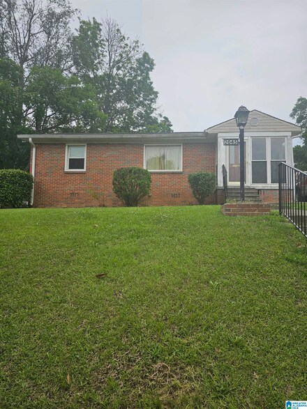 2045 Hollins Dr, Birmingham, AL 35205
