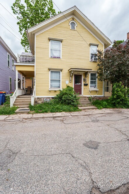232 Oakley Place NE, Grand Rapids, MI 49503