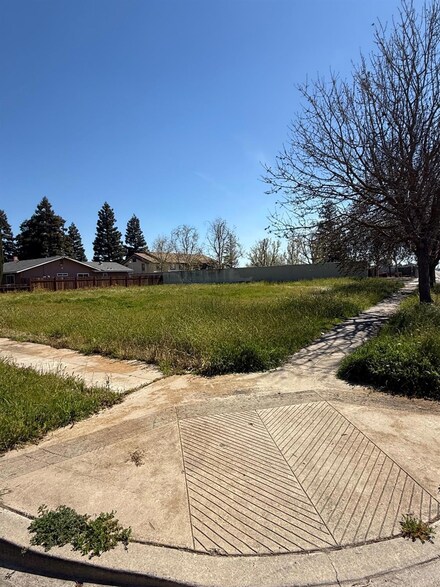 1 Monterey St, Madera, CA 93637