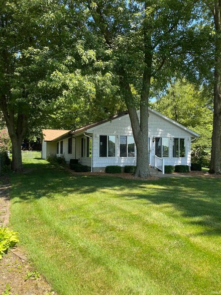 9436 S Amanda Dr, Claypool, IN 46510