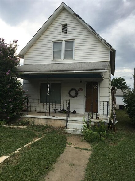 126 S Monnett St, Conway Springs, KS 67031