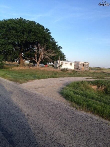 280 E North Ave, Byers, TX 76357