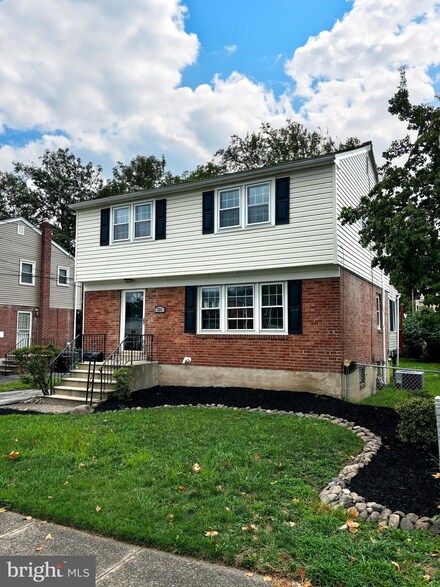 321 Massasoit St, Essington, PA 19029