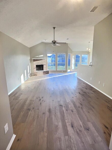 228 Glen Meadow Dr, Glenn Heights, TX 75154