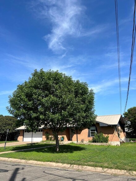 107 W Timber Ln, Ingram, TX 78025