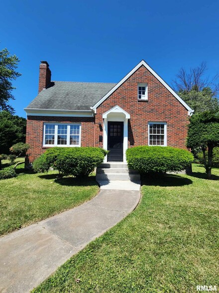 716 S 24th St, Quincy, IL 62301