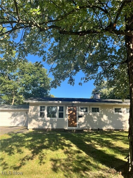 24 Circle Dr, Medina, OH 44256
