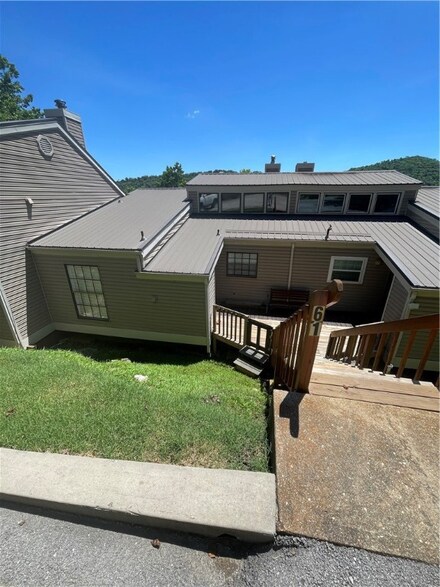61 Oak Point Dr, Eureka Springs, AR 72631