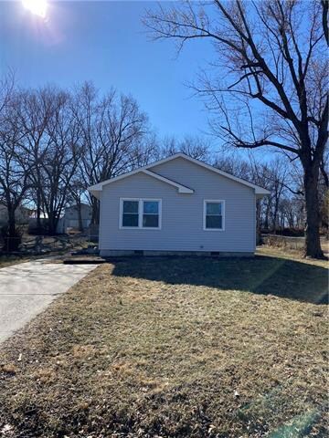 701 E Shady Ln, Harrisonville, MO 64701